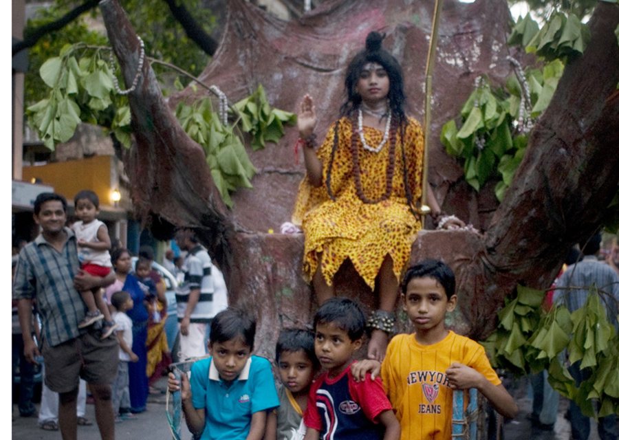 Children at a Kolkata festival, (photo by Britta Jaschinski)