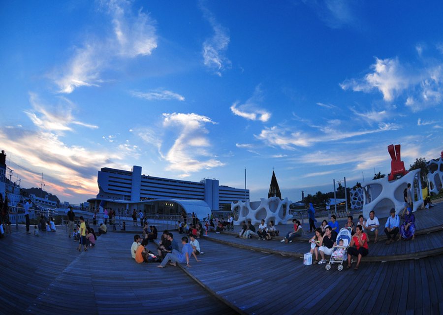 Vivo City is Singapore's largest shopping mall, (photo by Vincent Ng)